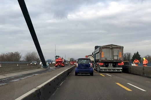 Polizei kontrolliert auf Rheinbrücke: 75 Verstöße in 20 Minuten