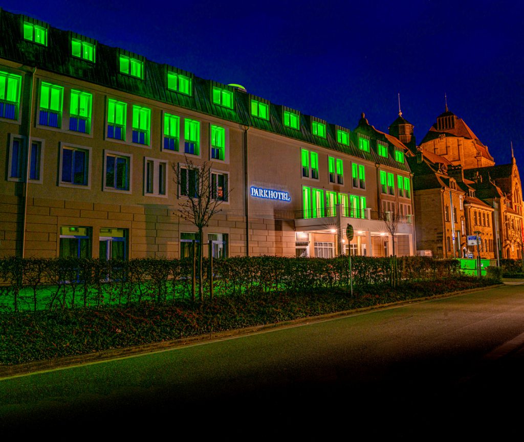 Das Grüne Fenster Parkhotel Landau leuchtet in der Farbe