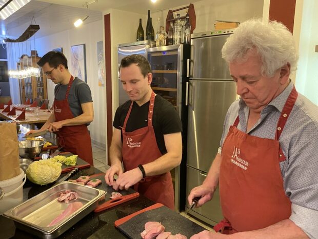 Männer beim Kochen