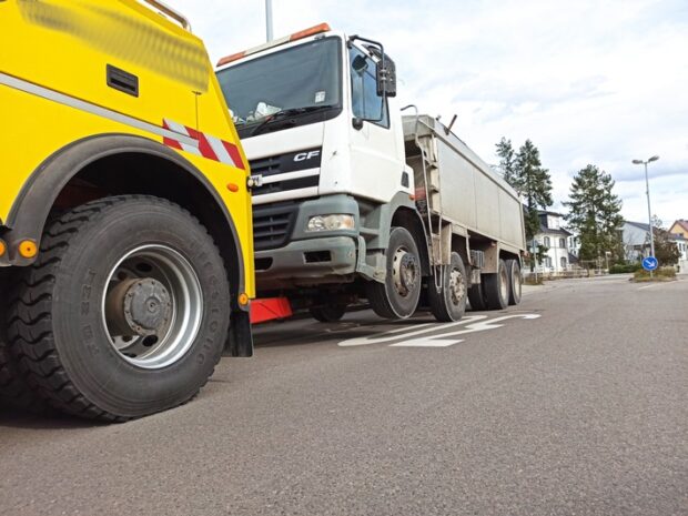 Lastwagen wird abgeschleppt