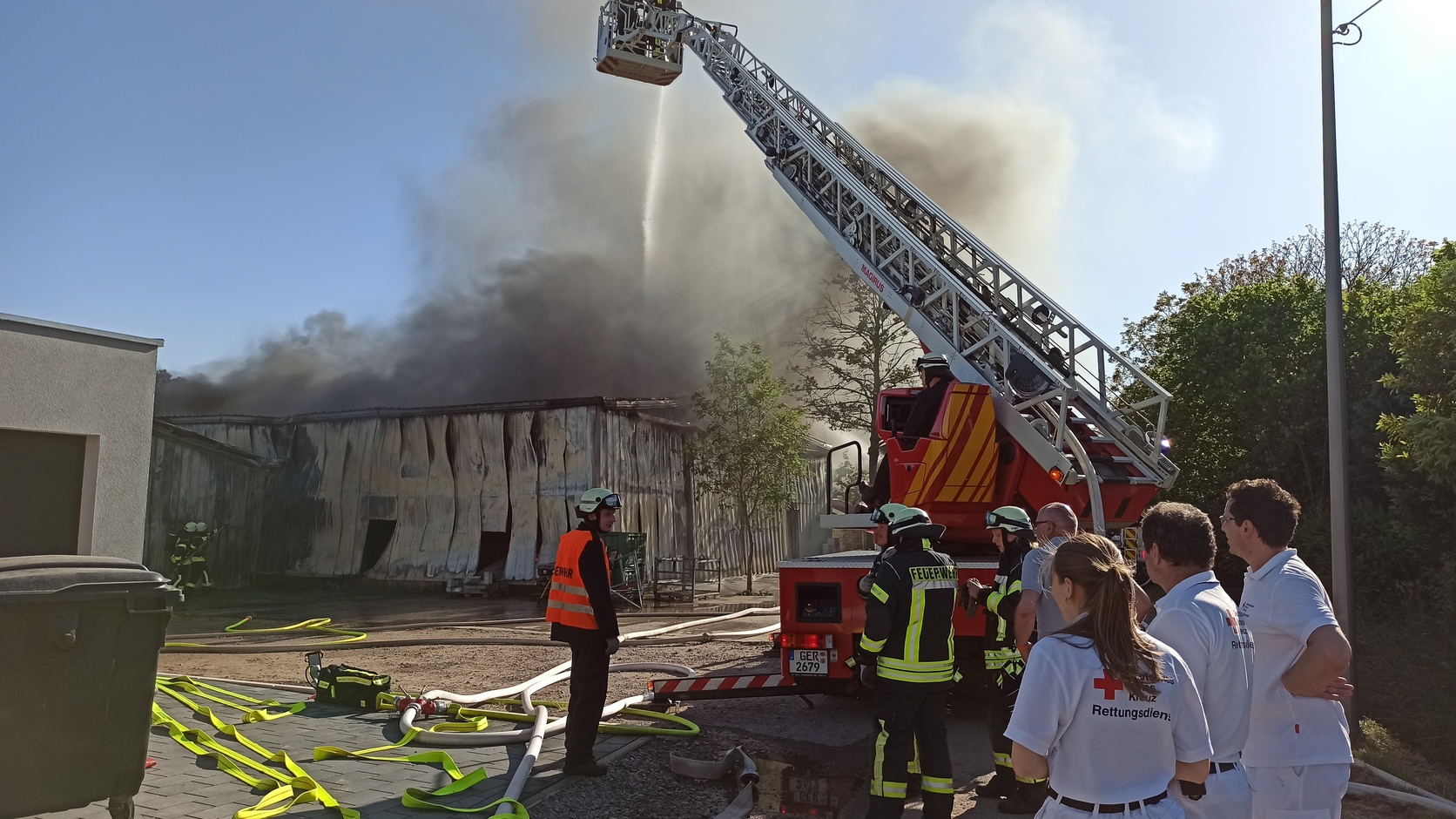 Kandel: Gemüsehalle in Brand geraten - Rauchwolke weithin sichtbar -  Pfalz-Express